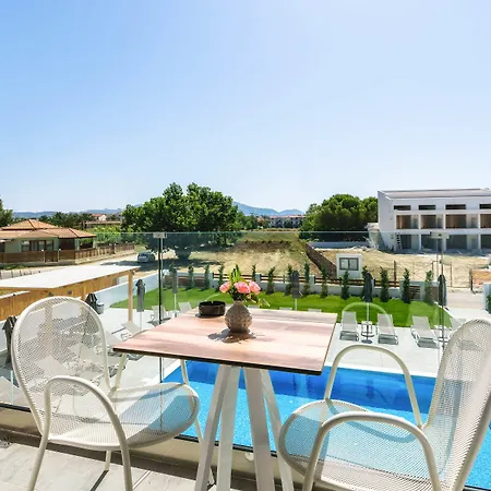 White Canvas Boutique 4*