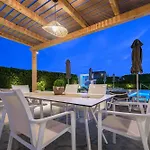 White Canvas Boutique 4*