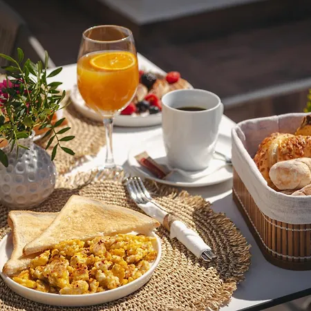 White Canvas Boutique 4*