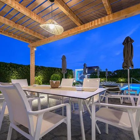 White Canvas Boutique 4*