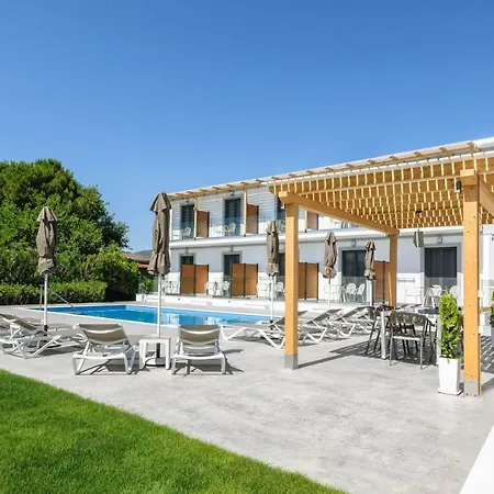 B&B White Canvas Boutique Laganas