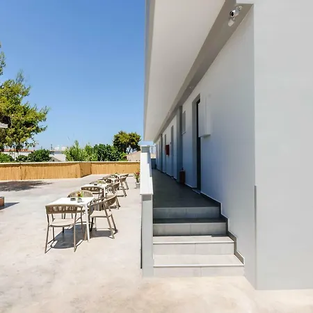 White Canvas Boutique 3* לגאנאס