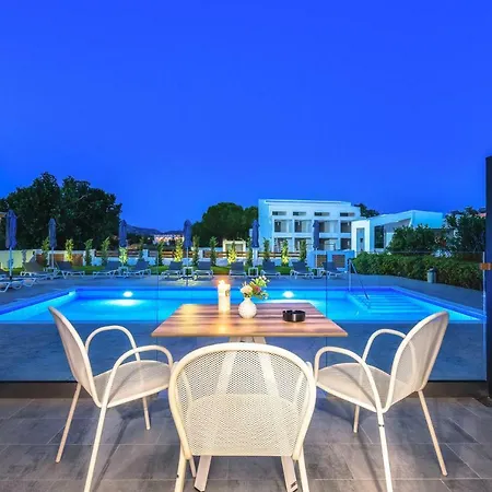 B&B White Canvas Boutique 3*