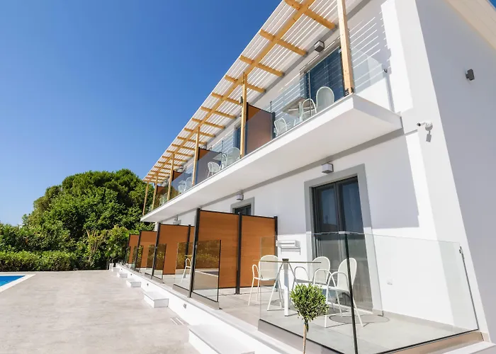 White Canvas Boutique 4*