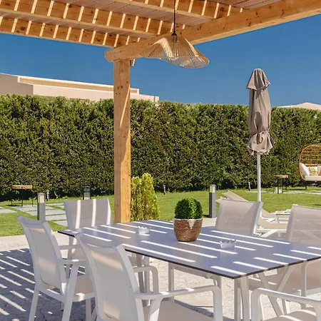 White Canvas Boutique Bed and Breakfast Λαγανάς