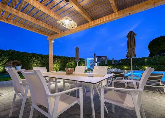 White Canvas Boutique 4*