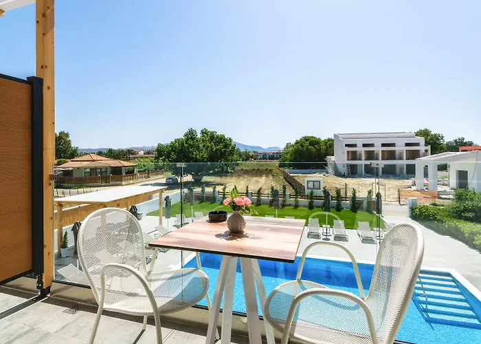 White Canvas Boutique 4*